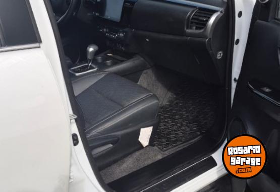 Camionetas - Toyota HILUX SRX 2.8 4X4 AL 2025 Diesel 6400Km - En Venta