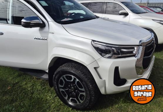 Camionetas - Toyota HILUX SRX 2.8 4X4 AL 2025 Diesel 6400Km - En Venta