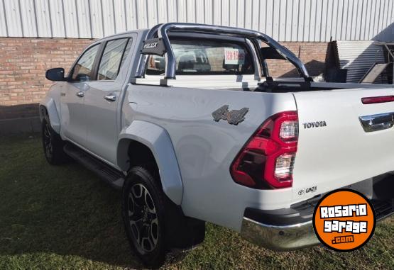 Camionetas - Toyota HILUX SRX 2.8 4X4 AL 2025 Diesel 6400Km - En Venta