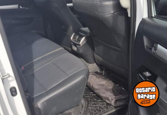 Camionetas - Toyota HILUX SRX 2.8 4X4 AL 2025 Diesel 6400Km - En Venta