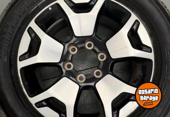 Accesorios para Autos - Juego 4 Llantas Hilux Srx a�o 19/21 con cubiertas - En Venta