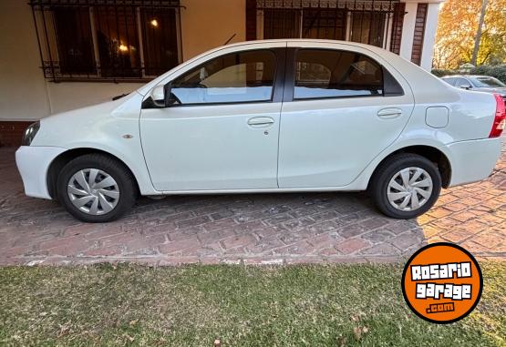 Autos - Toyota Etios xls 4 p 2017 Nafta 60000Km - En Venta