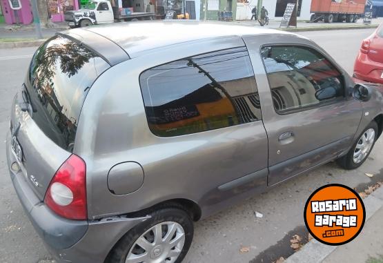 Autos - Renault Clio authentique 2005 Diesel 296000Km - En Venta