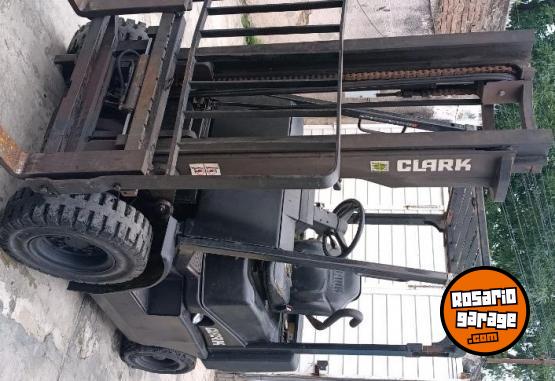 Camiones y Grúas - Autoelevador clark - En Venta