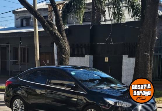Autos - Ford Focus 4p 2.0  TITANIUNM 2017 Nafta 135000Km - En Venta
