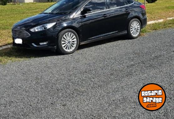 Autos - Ford Focus 4p 2.0  TITANIUNM 2017 Nafta 135000Km - En Venta