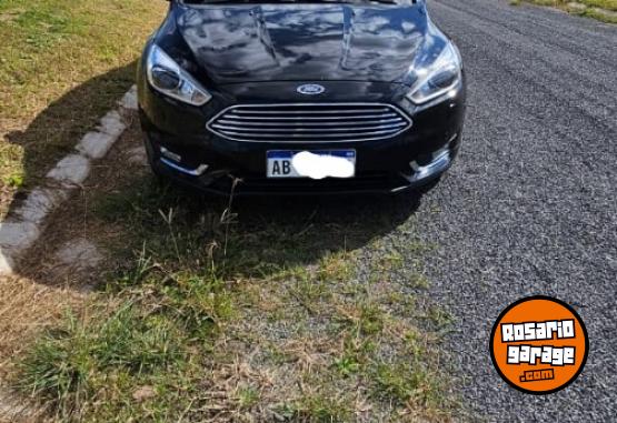 Autos - Ford Focus 4p 2.0  TITANIUNM 2017 Nafta 135000Km - En Venta
