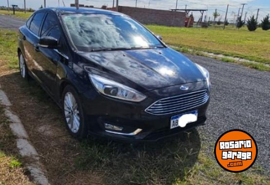 Autos - Ford Focus 4p 2.0  TITANIUNM 2017 Nafta 135000Km - En Venta