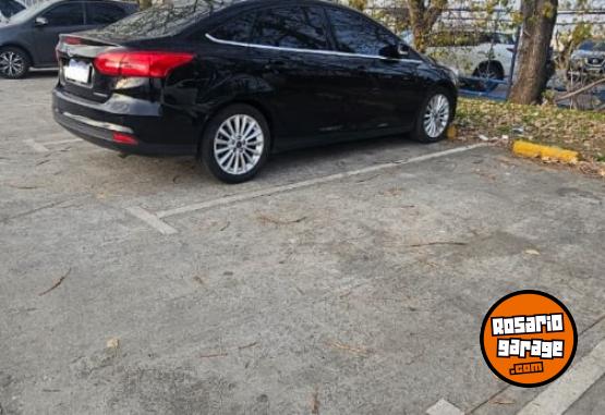 Autos - Ford Focus 4p 2.0  TITANIUNM 2017 Nafta 135000Km - En Venta