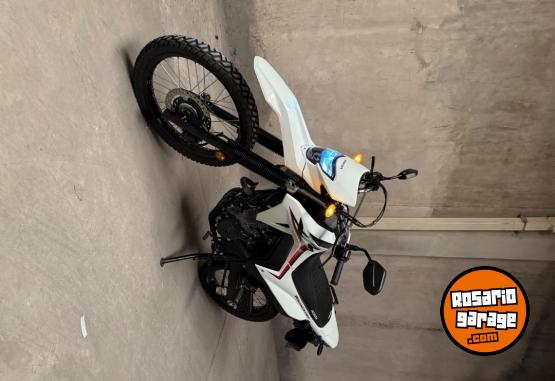 Motos - Honda TORNADO XR 300 L 2025 Nafta 3500Km - En Venta