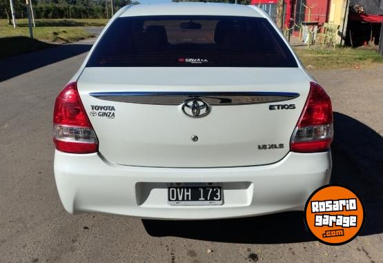 Autos - Toyota Etios 1.5 XLS 2015 Nafta 142000Km - En Venta