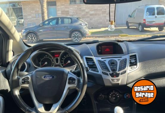 Autos - Ford Fiesta Kinectic 2012 Nafta 144000Km - En Venta