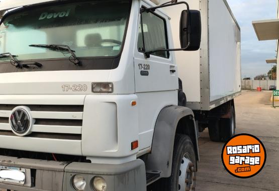 Camiones y Grúas - Camión Volkswagen 17220 DC con furgón térmico con equipo de frío - En Venta