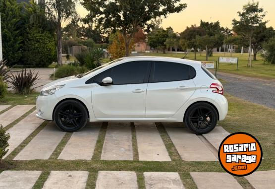 Autos - Peugeot 208 Allure Touchscreen 2015 Nafta 90000Km - En Venta