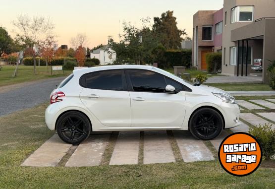 Autos - Peugeot 208 Allure Touchscreen 2015 Nafta 90000Km - En Venta