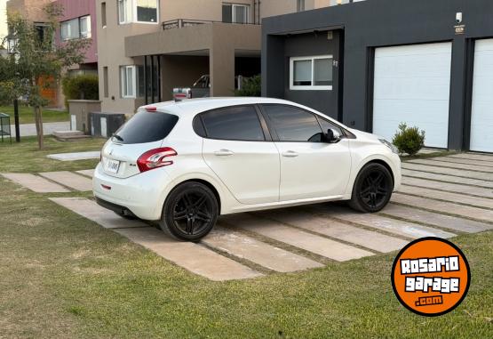 Autos - Peugeot 208 Allure Touchscreen 2015 Nafta 90000Km - En Venta