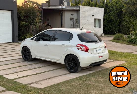 Autos - Peugeot 208 Allure Touchscreen 2015 Nafta 90000Km - En Venta