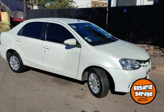 Autos - Toyota Etios xls 4p 2015 Nafta 142000Km - En Venta
