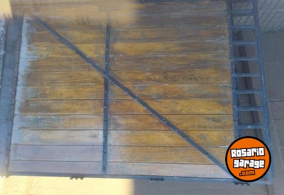 Hogar - Portón de ángulos y madera - En Venta