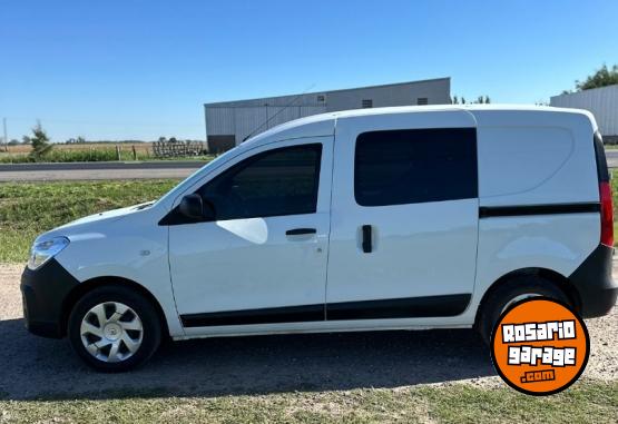 Utilitarios - Renault Kangoo 2023 Nafta 115000Km - En Venta