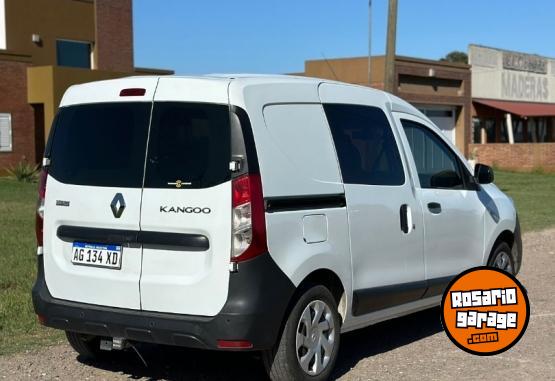 Utilitarios - Renault Kangoo 2023 Nafta 115000Km - En Venta