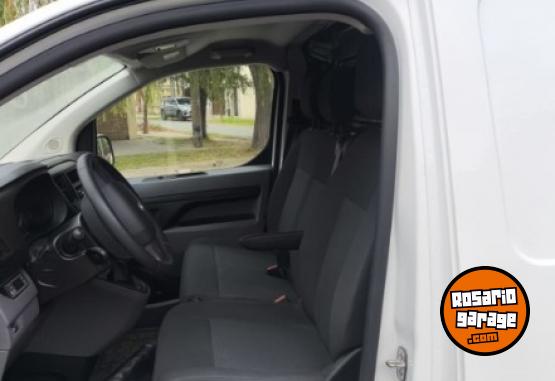 Utilitarios - Peugeot Expert 2022 Diesel 111111Km - En Venta