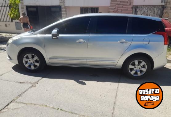 Autos - Peugeot 7 asientos 2014 Nafta 192000Km - En Venta