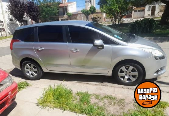 Autos - Peugeot 7 asientos 2014 Nafta 192000Km - En Venta