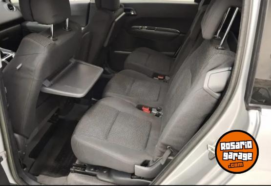 Autos - Peugeot 7 asientos 2014 Nafta 192000Km - En Venta