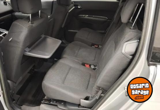 Autos - Peugeot 7 asientos 2014 Nafta 192000Km - En Venta