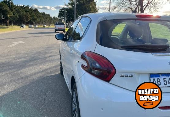 Autos - Peugeot 208 2017 Nafta 93500Km - En Venta