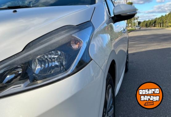 Autos - Peugeot 208 2017 Nafta 93500Km - En Venta