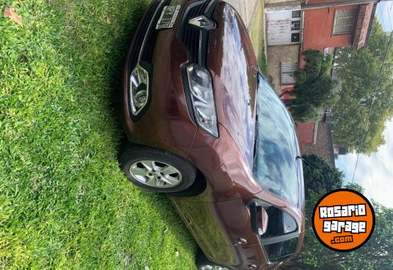 Autos - Renault Logan 2014 GNC 135000Km - En Venta