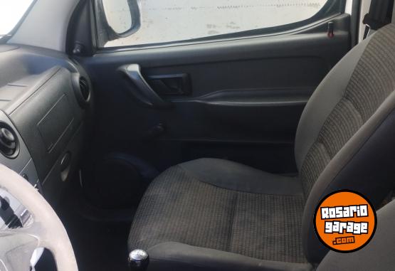 Utilitarios - Peugeot Partner 2017 Diesel 159000Km - En Venta