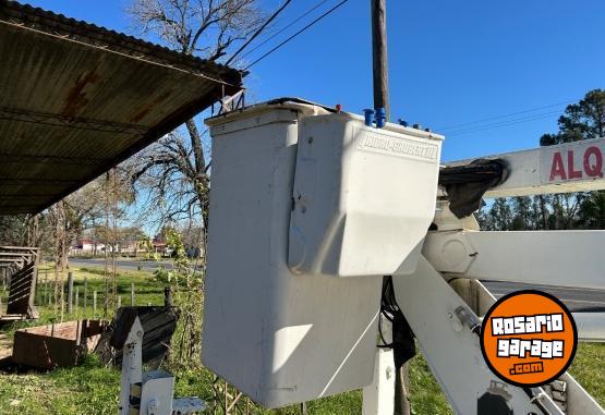 Camiones y Grúas - HIDRO GRUA ✅ MARCA HIDRO-GRUBERT AÑO 2014 13 MTS DE ELEVACIÓN - En Venta
