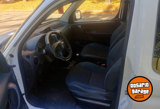 Utilitarios - Peugeot Partner Familiar. 2016 GNC 135000Km - En Venta