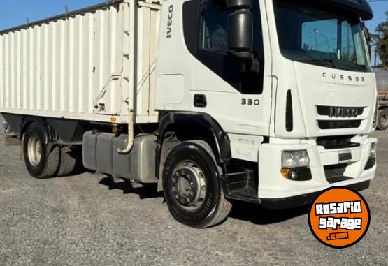 Camiones y Grúas - IVECO CURSOR 330 2014 con Tolva Ombu Cerealera - En Venta