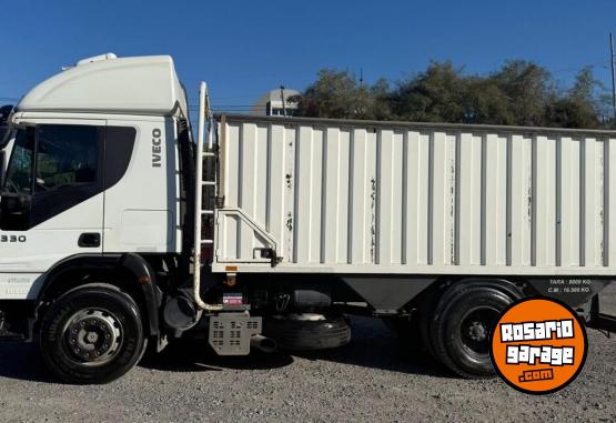 Camiones y Grúas - IVECO CURSOR 330 2014 con Tolva Ombu Cerealera - En Venta