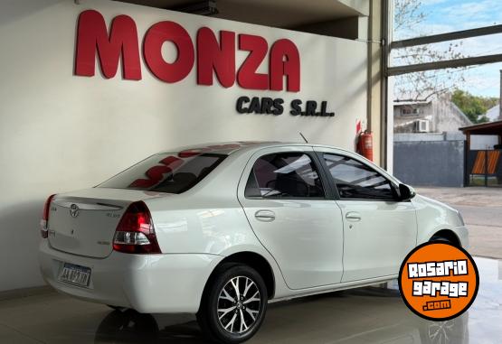 Autos - Toyota Etios Platinum 2017 Nafta 100000Km - En Venta