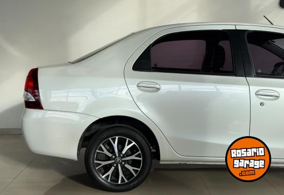 Autos - Toyota Etios Platinum 2017 Nafta 100000Km - En Venta