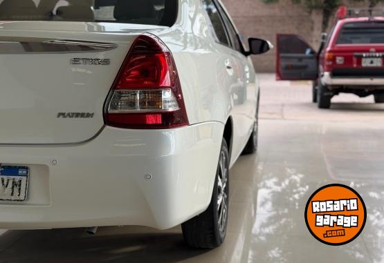 Autos - Toyota Etios Platinum 2017 Nafta 100000Km - En Venta
