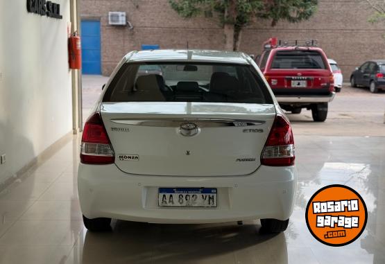 Autos - Toyota Etios Platinum 2017 Nafta 100000Km - En Venta