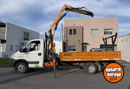 Camiones y Grúas - Iveco daily 2012 con Grua AXXION 3.2 Tn - En Venta