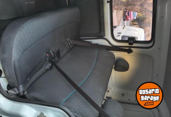 Utilitarios - Renault Kangoo 2015 GNC 168000Km - En Venta