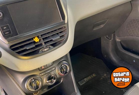 Autos - Peugeot 208 2015 Nafta 180000Km - En Venta