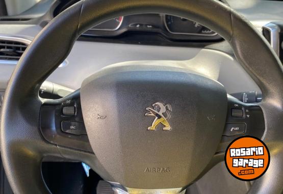 Autos - Peugeot 208 2015 Nafta 180000Km - En Venta