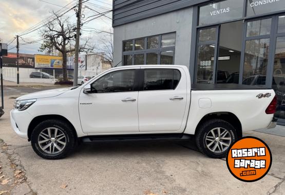 Camionetas - Toyota Hilux SRX 2017 Diesel 155000Km - En Venta