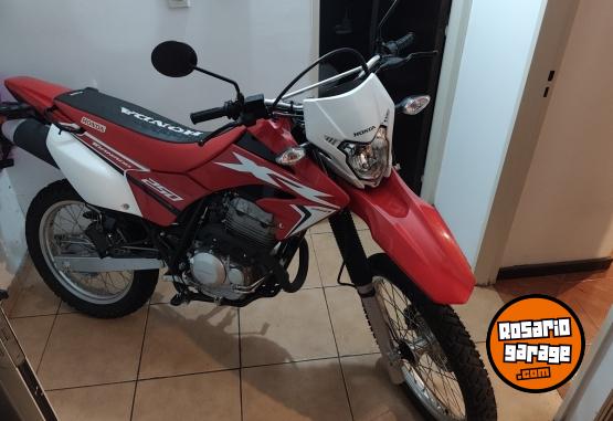 Motos - Honda Tornado 250 2023 Nafta 2470Km - En Venta