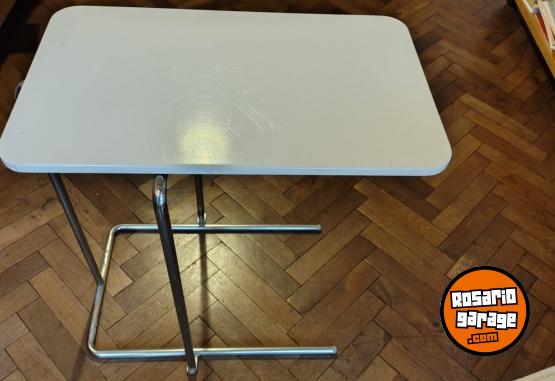 Hogar - MESITA AUXILIAR LAQUEADA BLANCA CON PATAS DE ACERO INOXIDABLE - En Venta