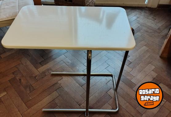 Hogar - MESITA AUXILIAR LAQUEADA BLANCA CON PATAS DE ACERO INOXIDABLE - En Venta